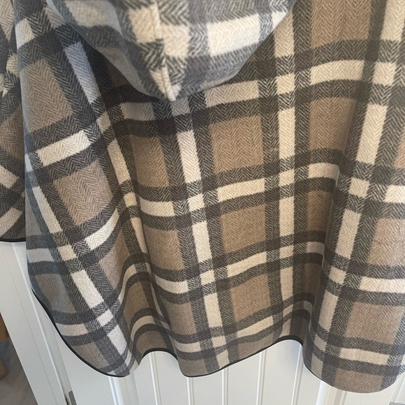WOMENS PLAID CAPE!! plaid with front pockets, toggle closure, hood, L/XL - Picture 2 of 8